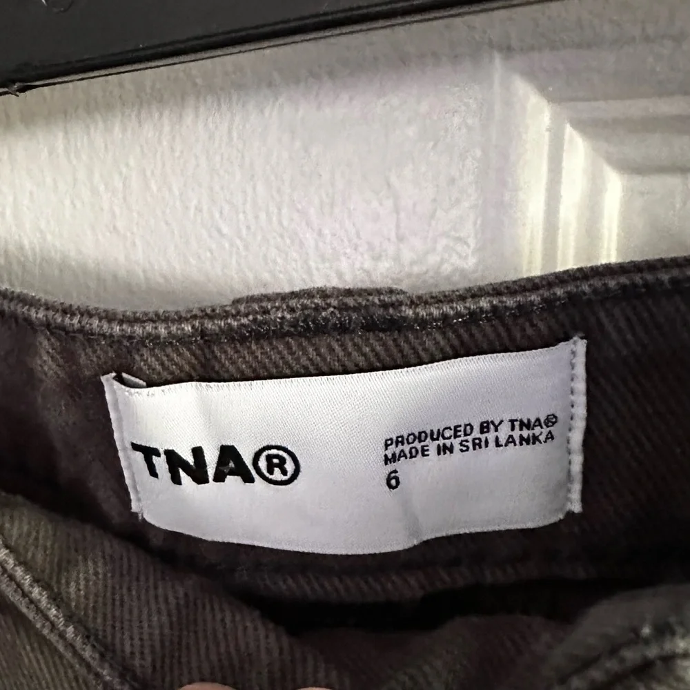 TNA Aritzia Cargo Pants Grey Pockets Carpenter Straight Leg Size 6 EUC - Picture 4 of 11